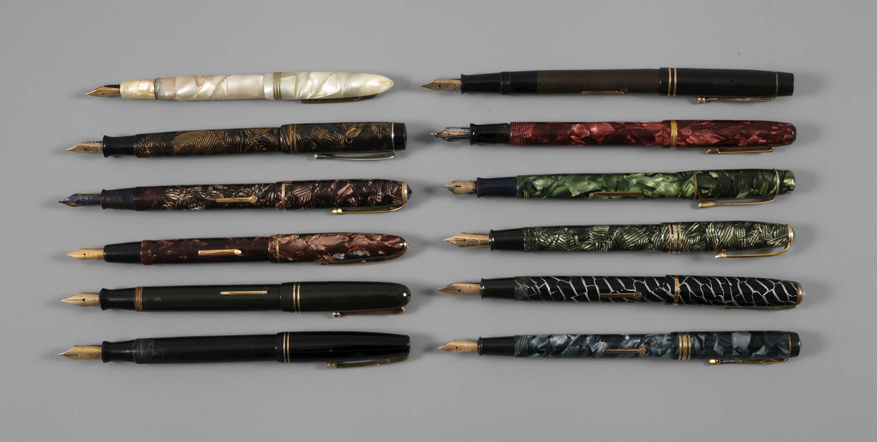 Zwölf Füllfederhalter