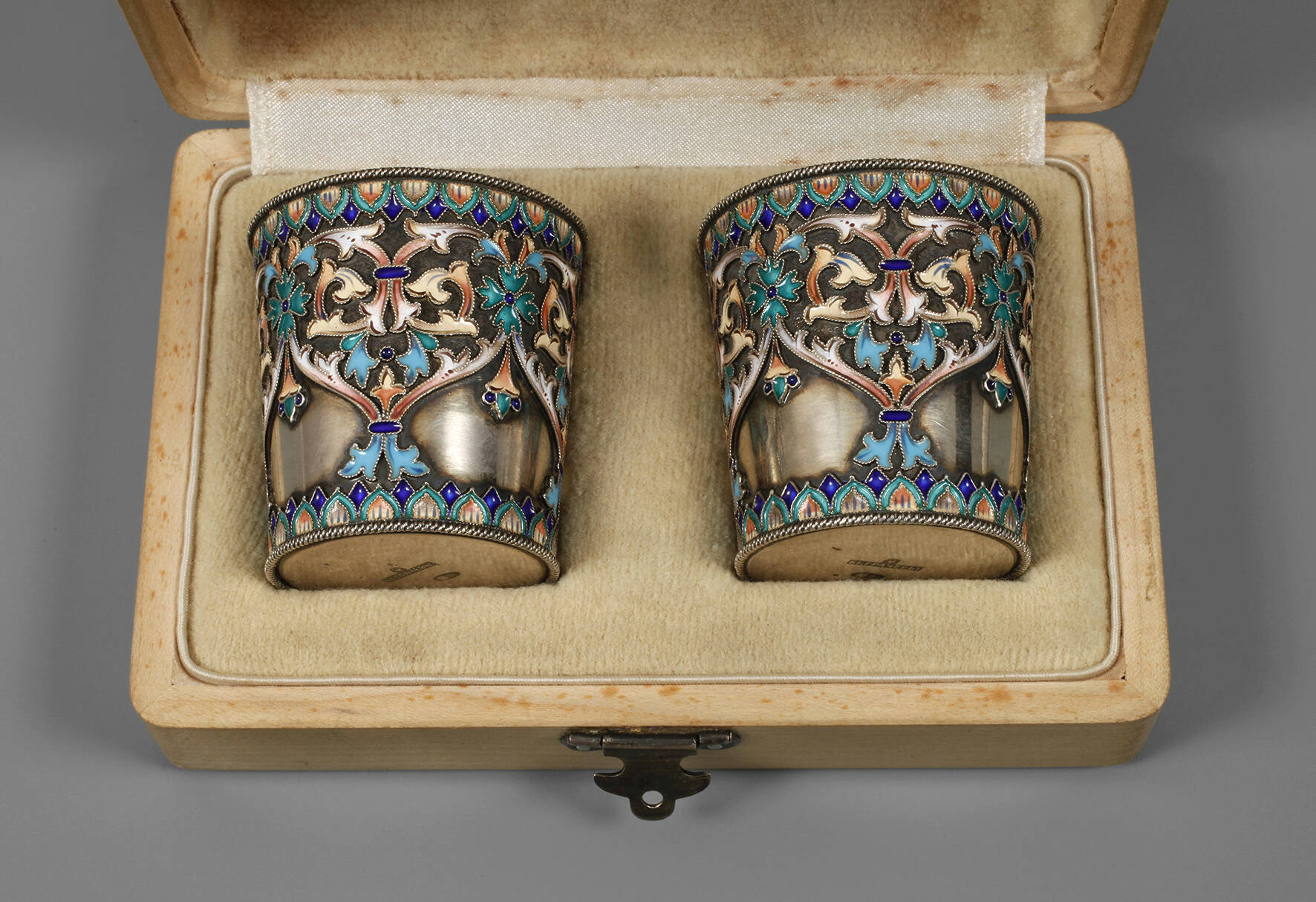 Zwei Wodkabecher Emaille