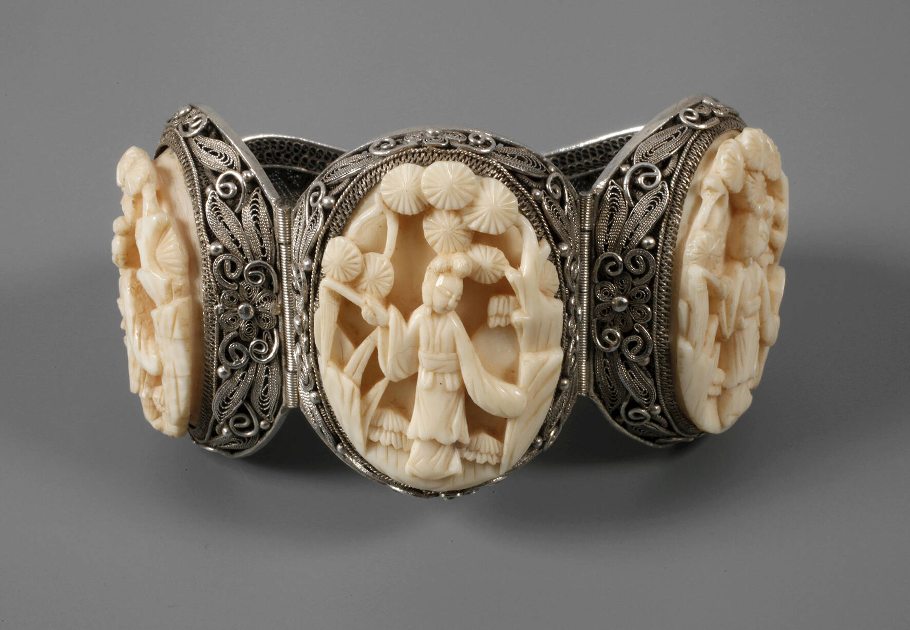 Armband mit feiner Beinschnitzerei