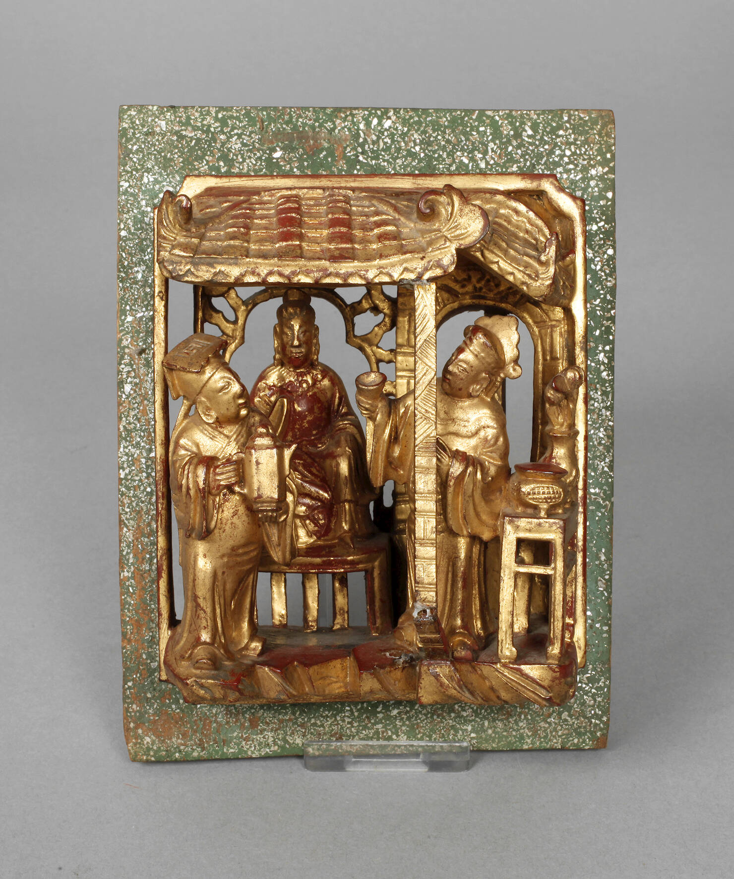 Figürliche Reliefschnitzerei