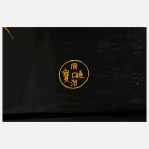 Truhe mit Lackmalerei