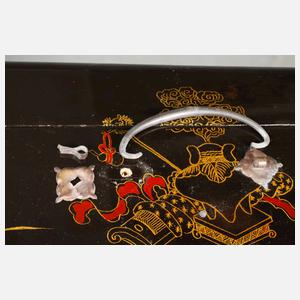 Truhe mit Lackmalerei