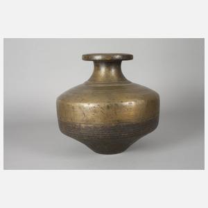 Wasserbehälter mit figürlichem Fuß