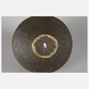 Wasserbehälter mit figürlichem Fuß