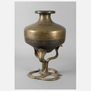 Wasserbehälter mit figürlichem Fuß