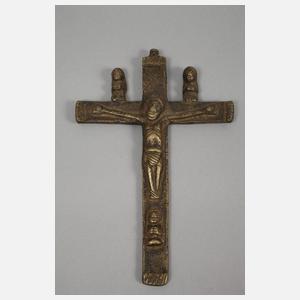 Vier Kruzifixe
