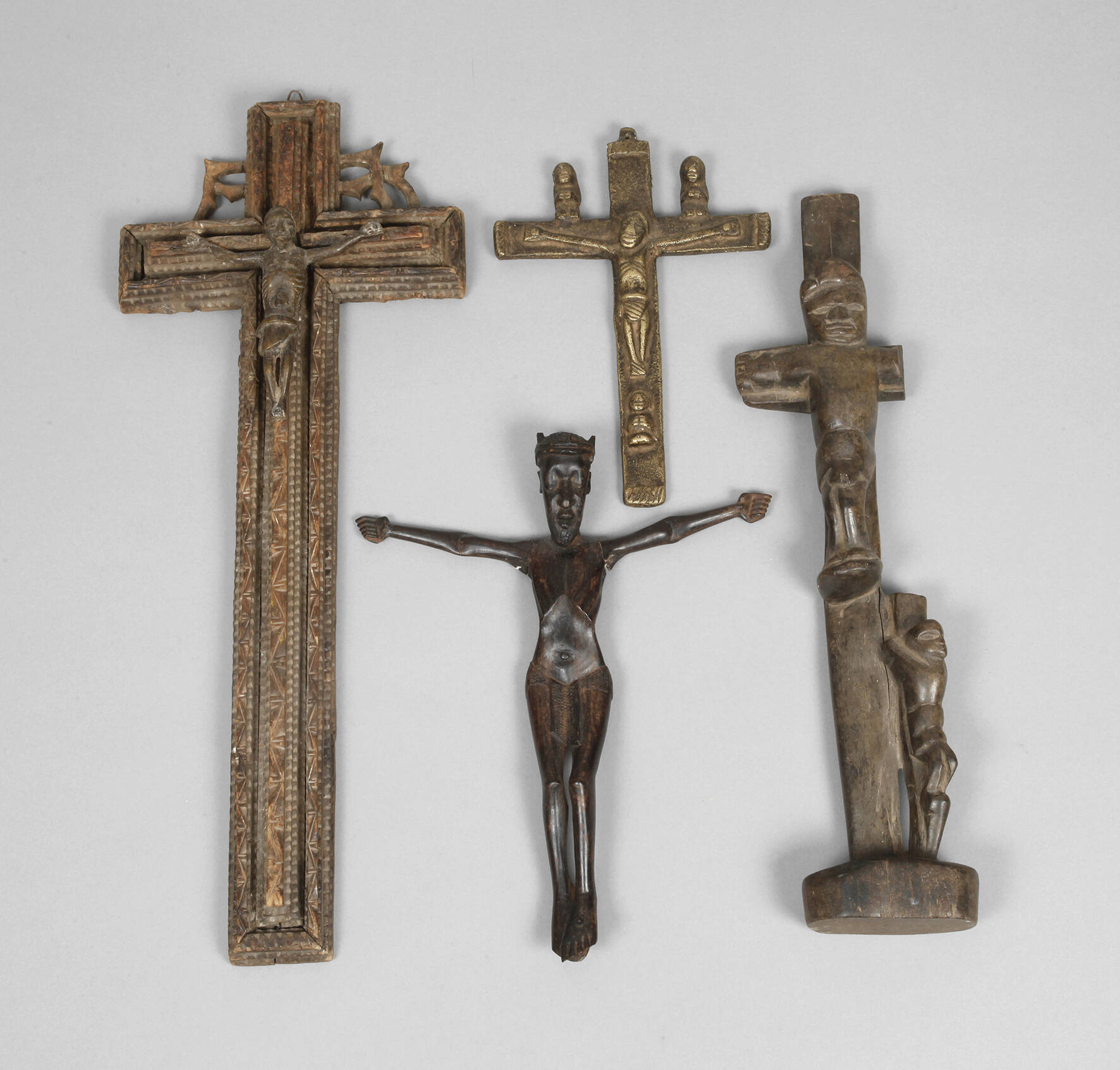 Vier Kruzifixe