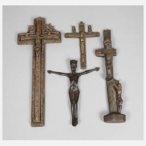 Vier Kruzifixe