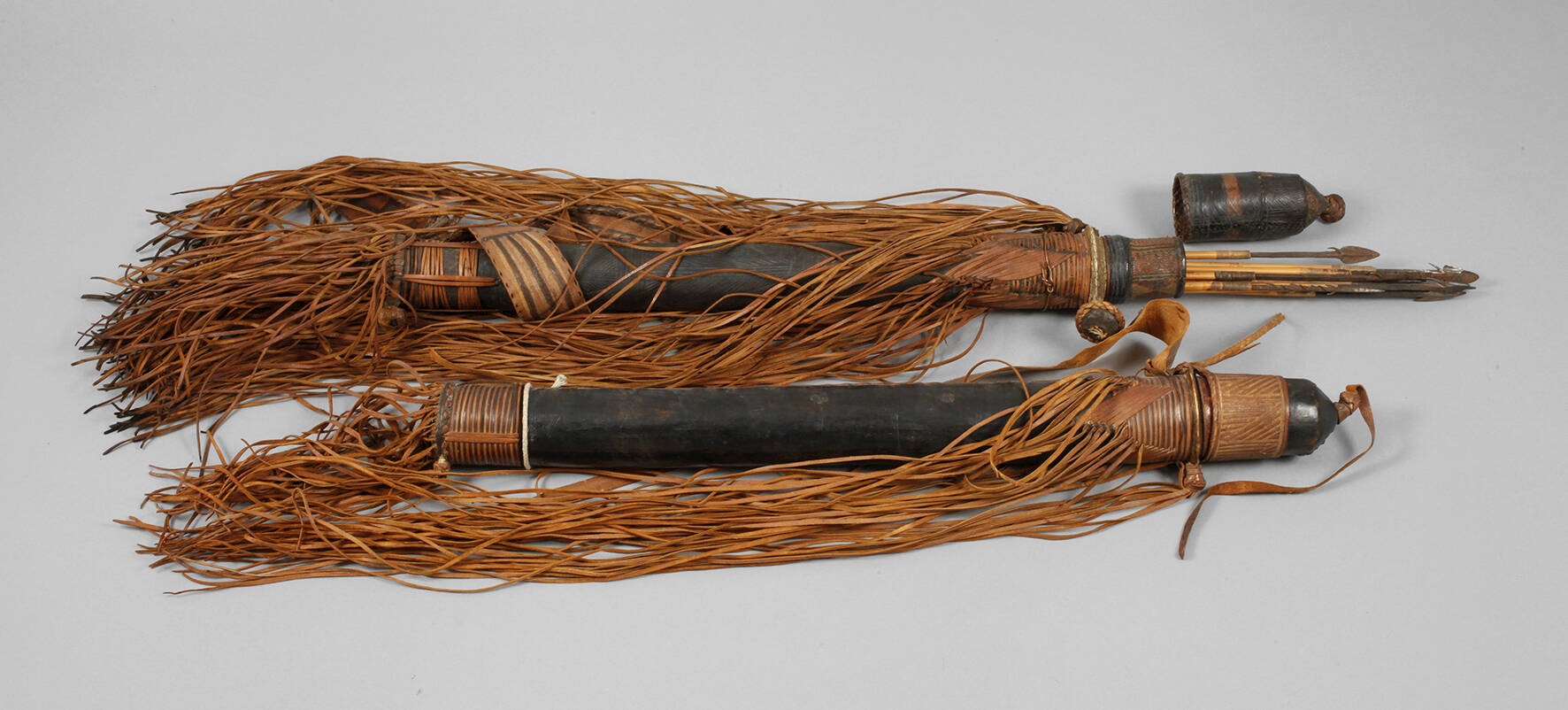 Zwei Köcher mit Pfeilen