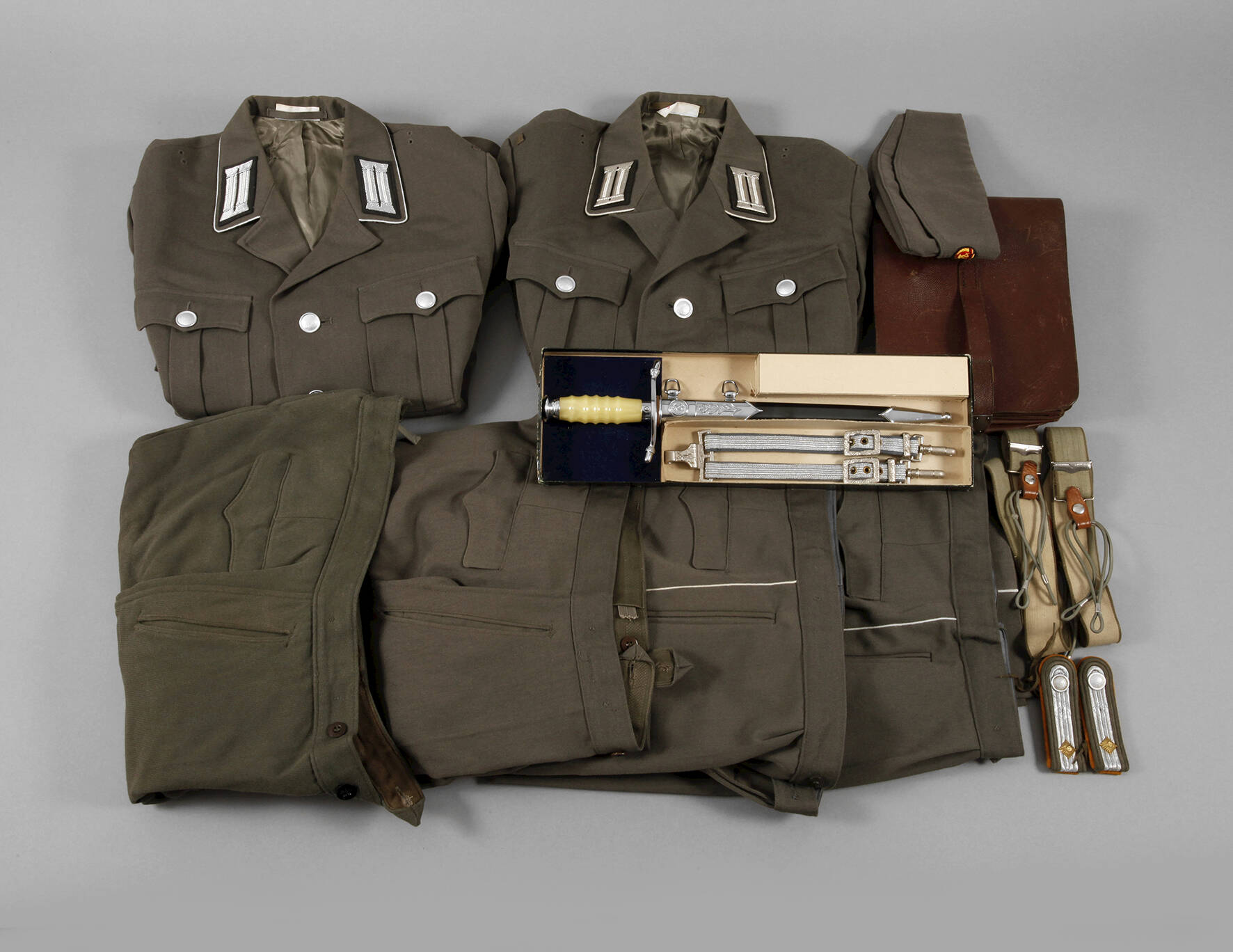 DDR-Uniform mit Offiziersdolch