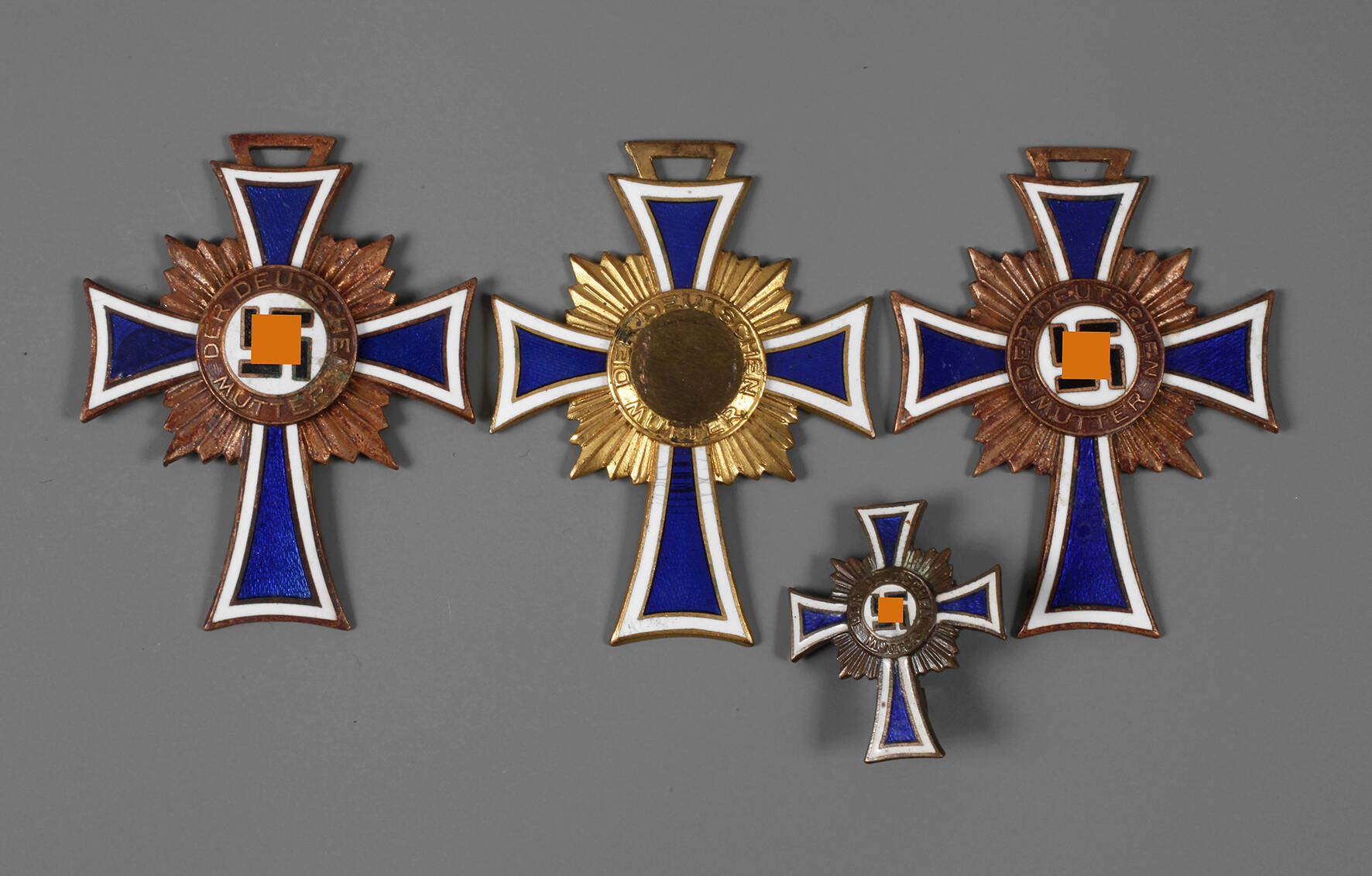 Vier Mutterkreuze