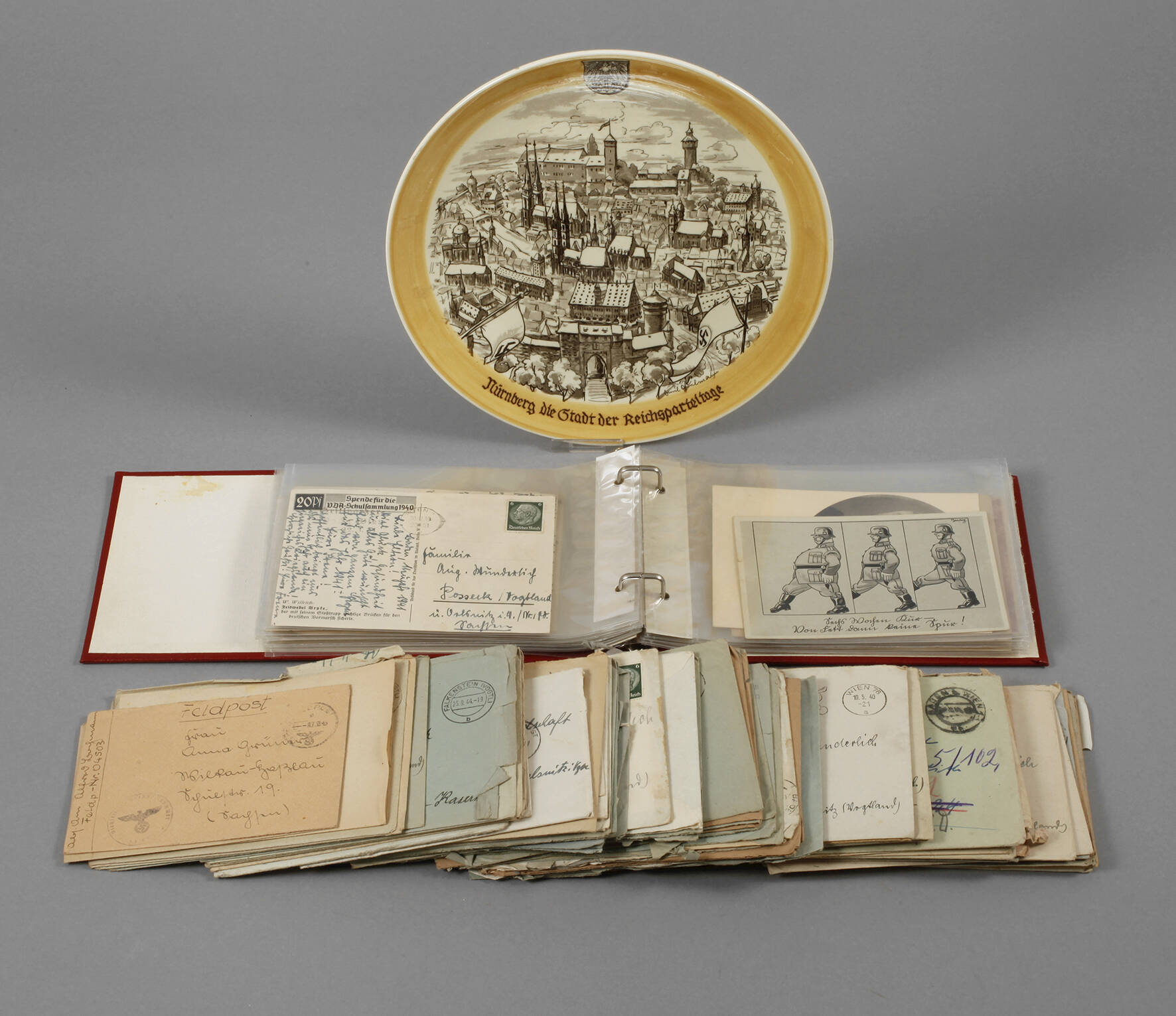 Teller Reichsparteitag und Propagandapostkarten