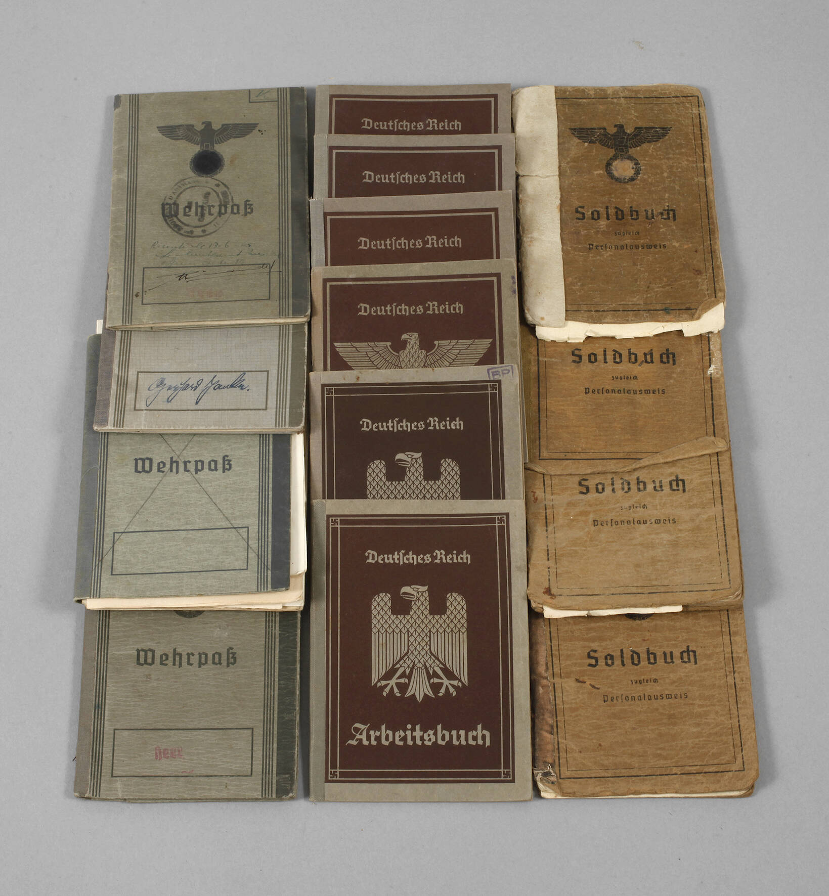 Konvolut Wehrpässe und Soldbücher