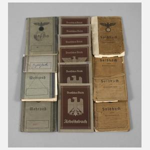 Konvolut Wehrpässe und Soldbücher
