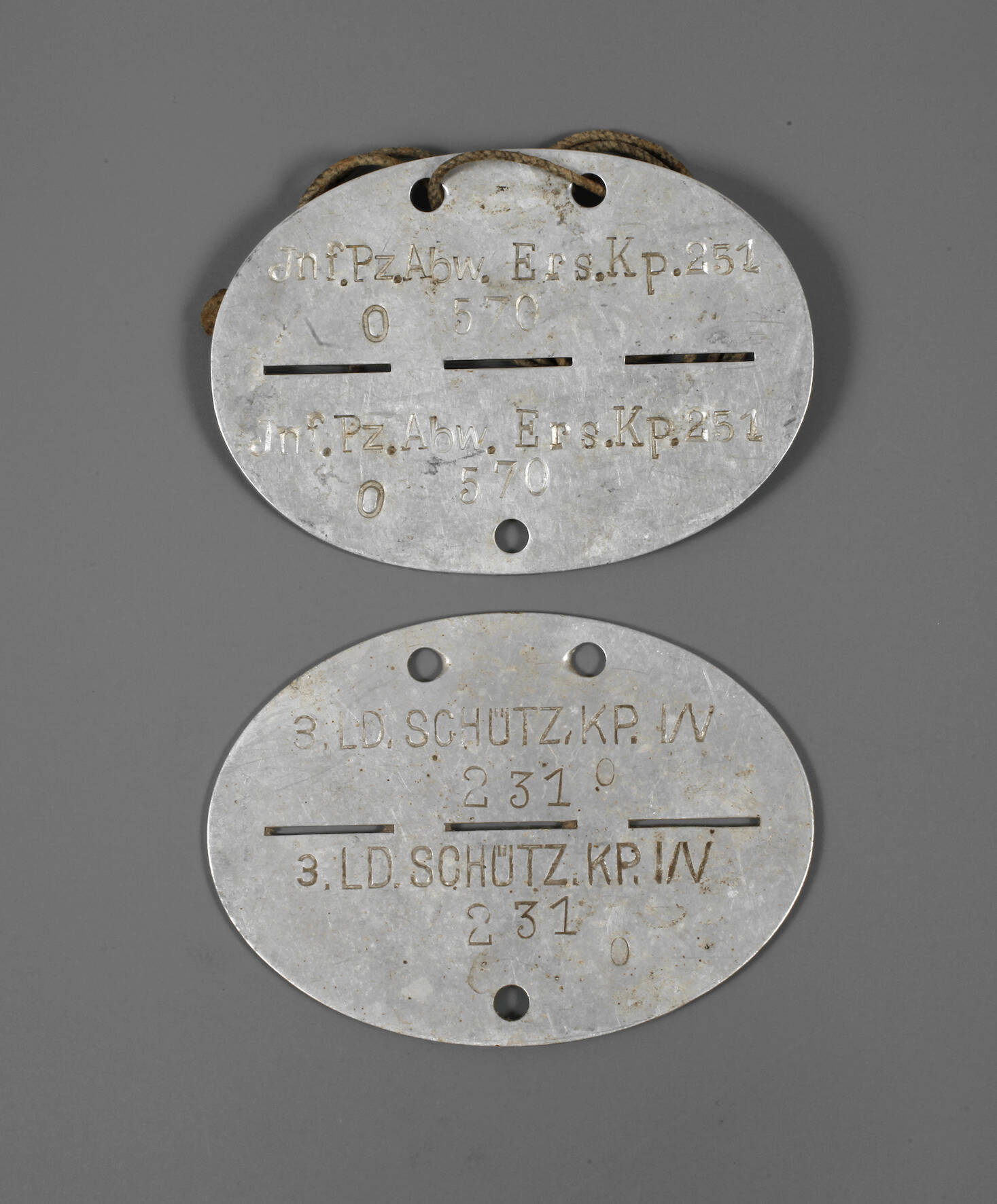 Zwei Erkennungsmarken