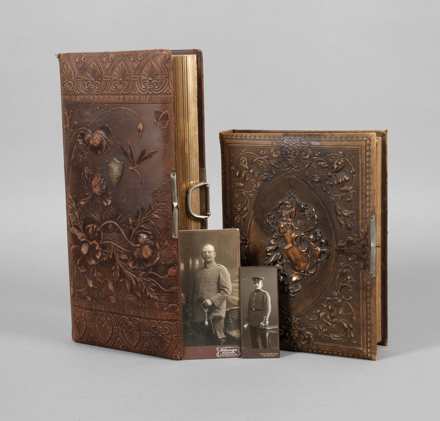 Zwei Alben militärische Aufnahmen