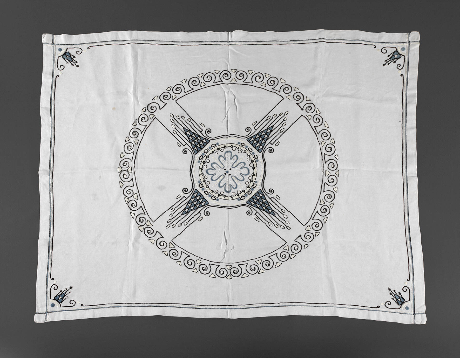 Gestickte Tischdecke Jugendstil