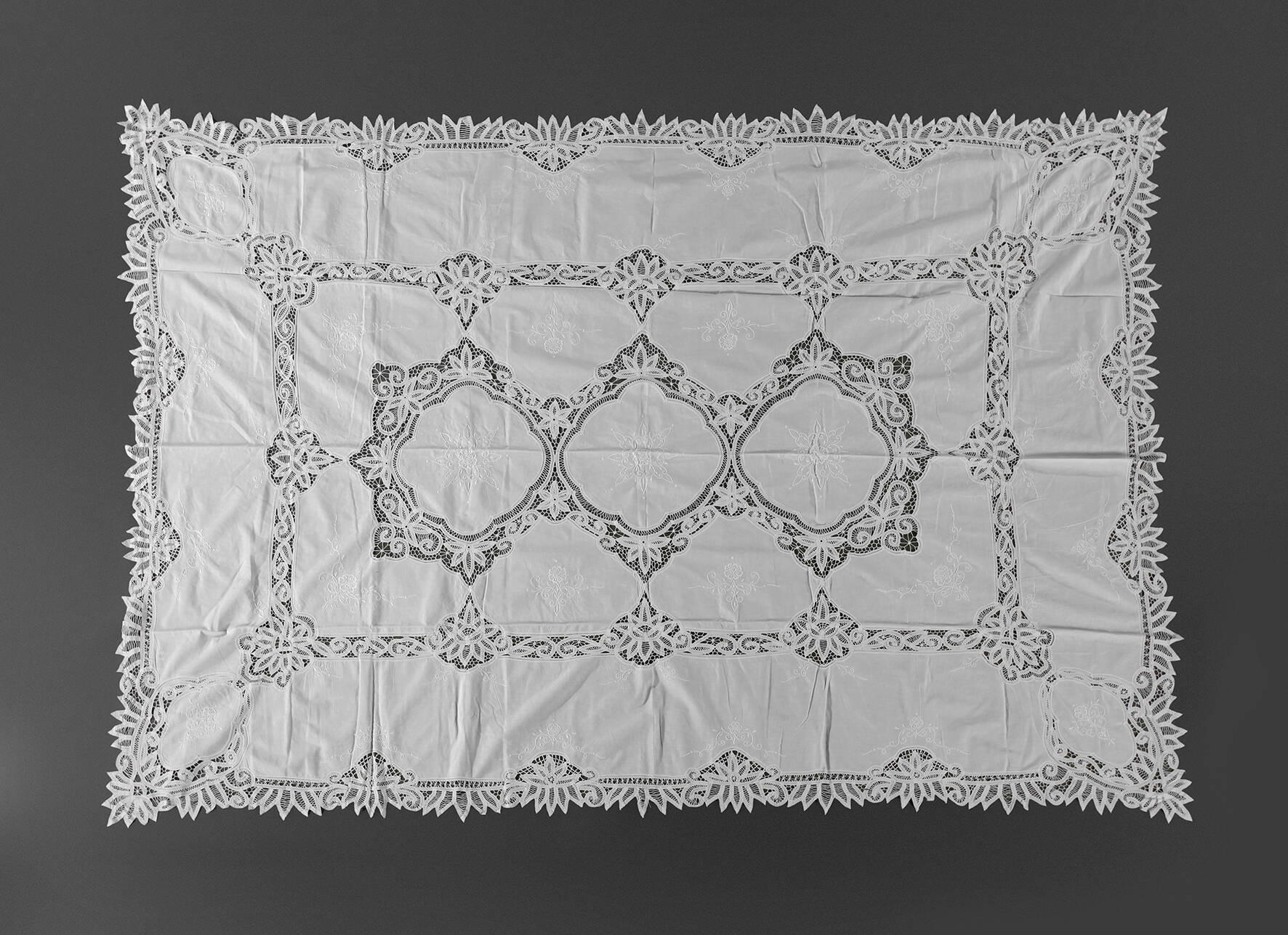 Große Handarbeitszierdecke