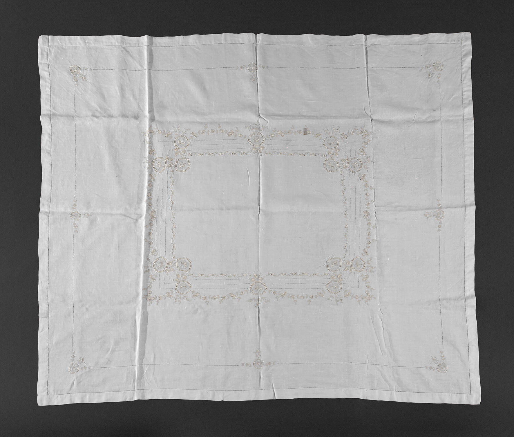 Gestickte Tischdecke Jugendstil