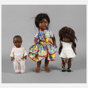 Schildkröt drei dunkelhäutige Puppen