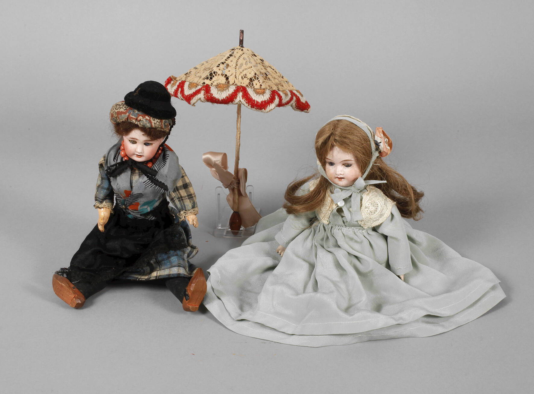 Zwei kleine Porzellankopfpuppen