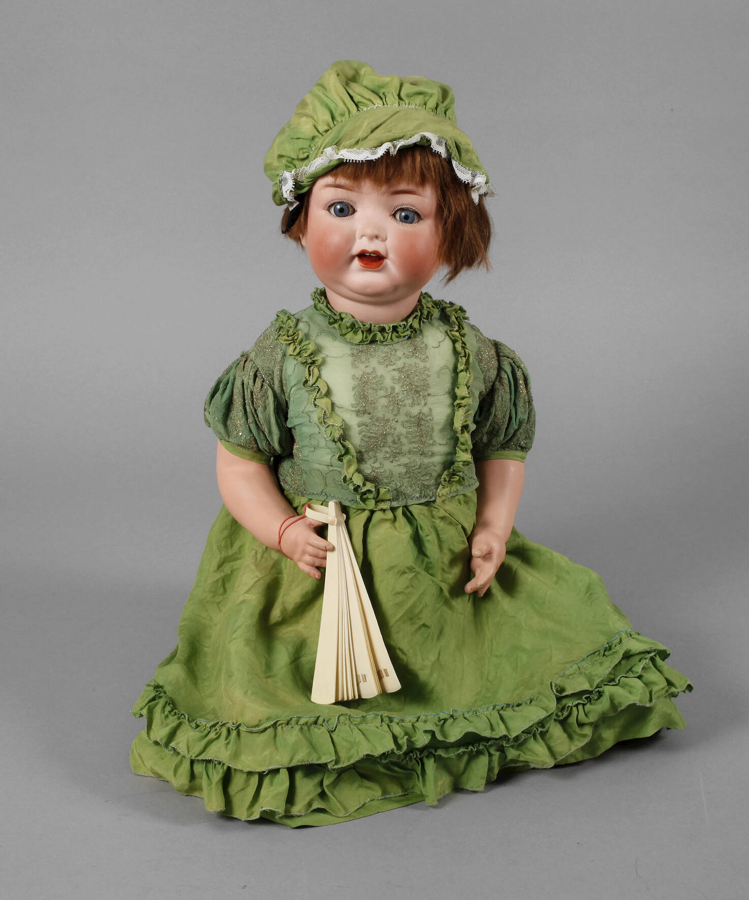 Ernst Heubach große Porzellankopfpuppe mit Fächer