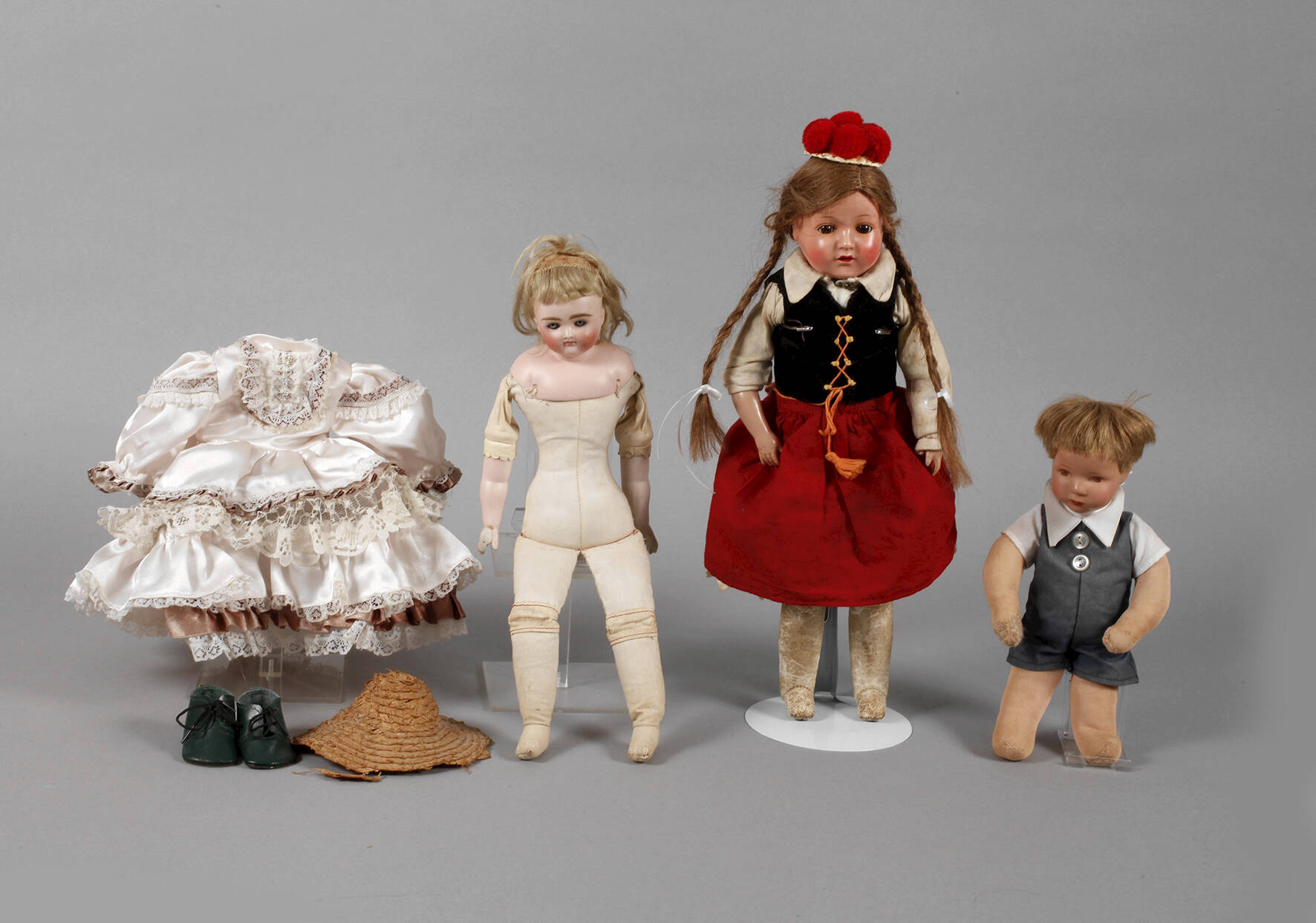 Konvolut Puppen und Kleidung