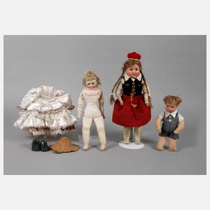 Konvolut Puppen und Kleidung