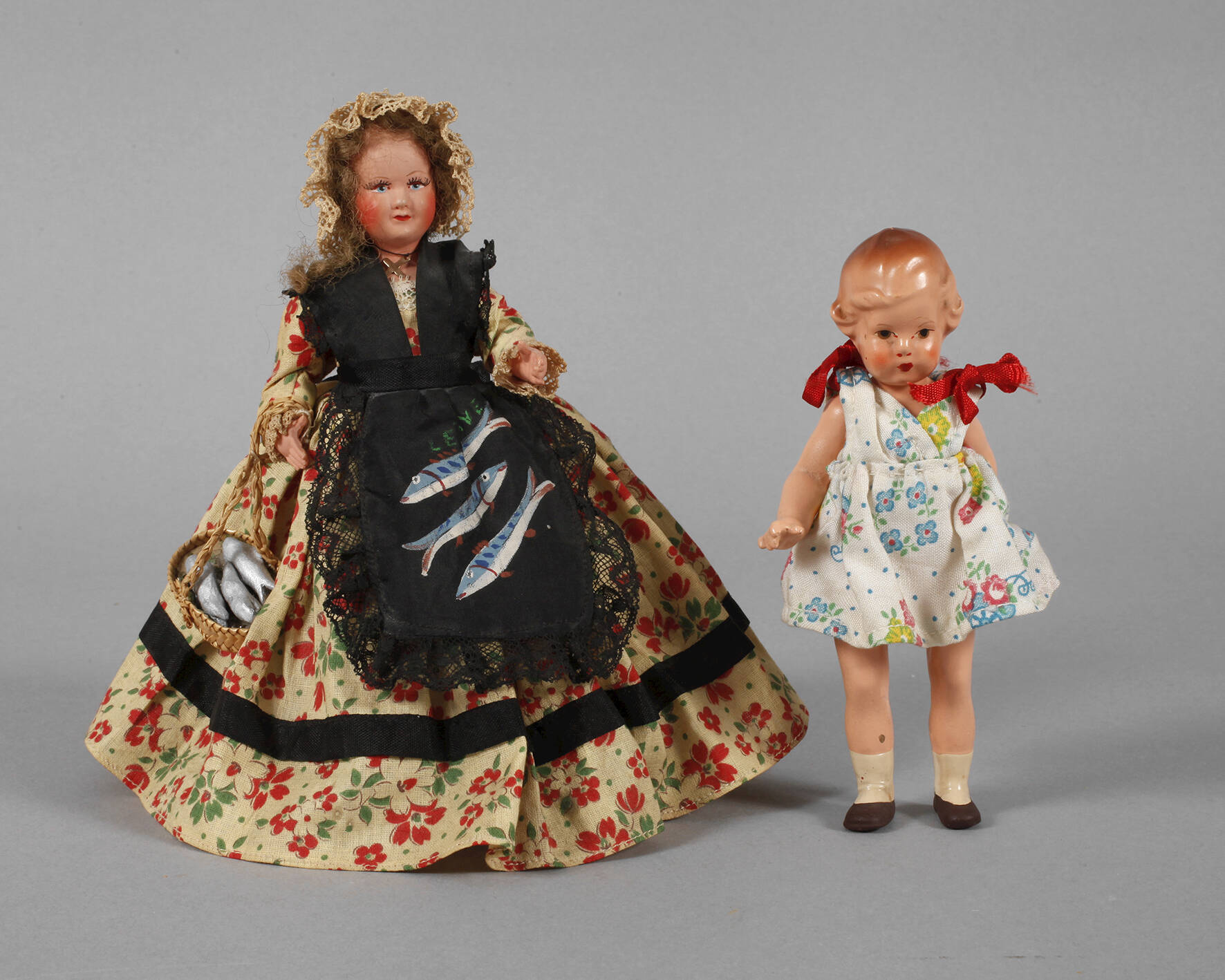 Zwei Puppenstubenpuppen