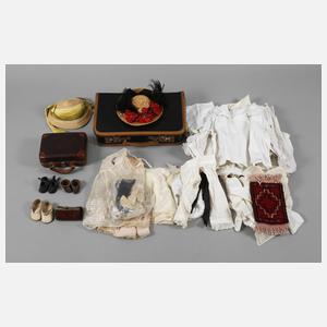 Konvolut Puppenkleidung in zwei Koffern