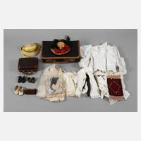 Konvolut Puppenkleidung in zwei Koffern111