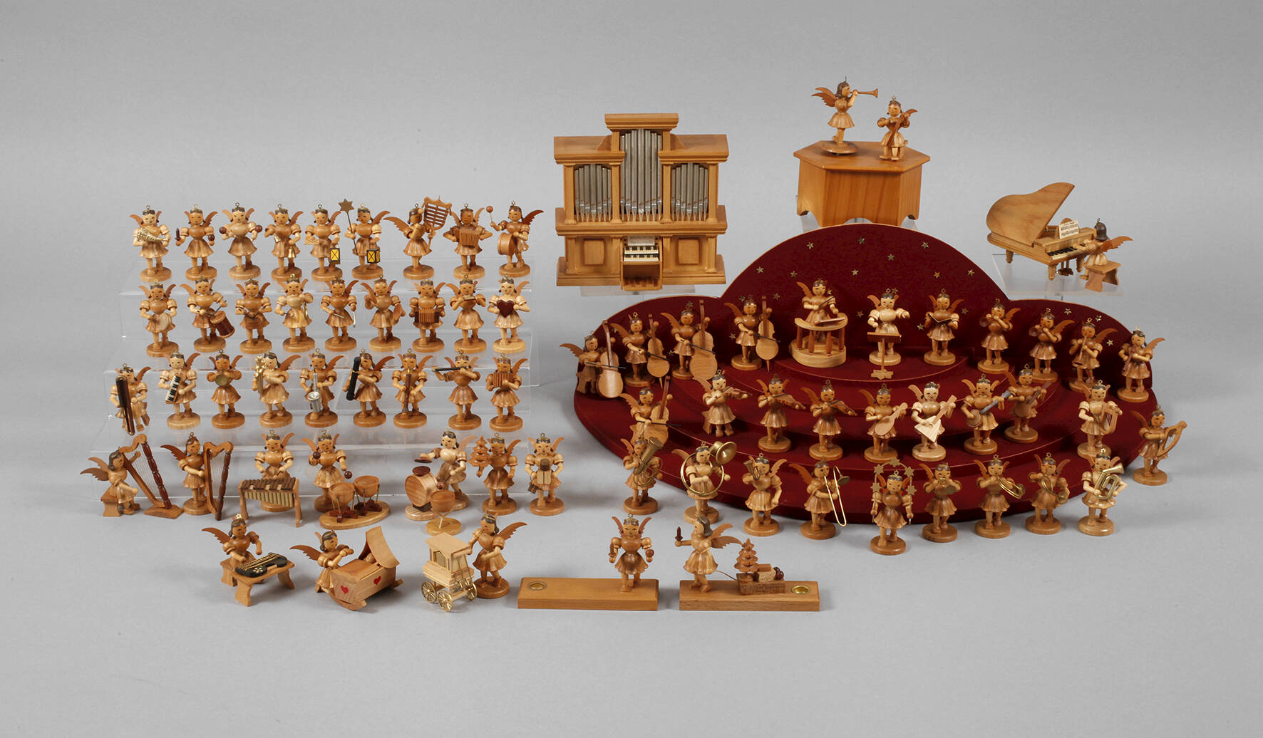 Blank großes Engelorchester und zwei Spieluhren