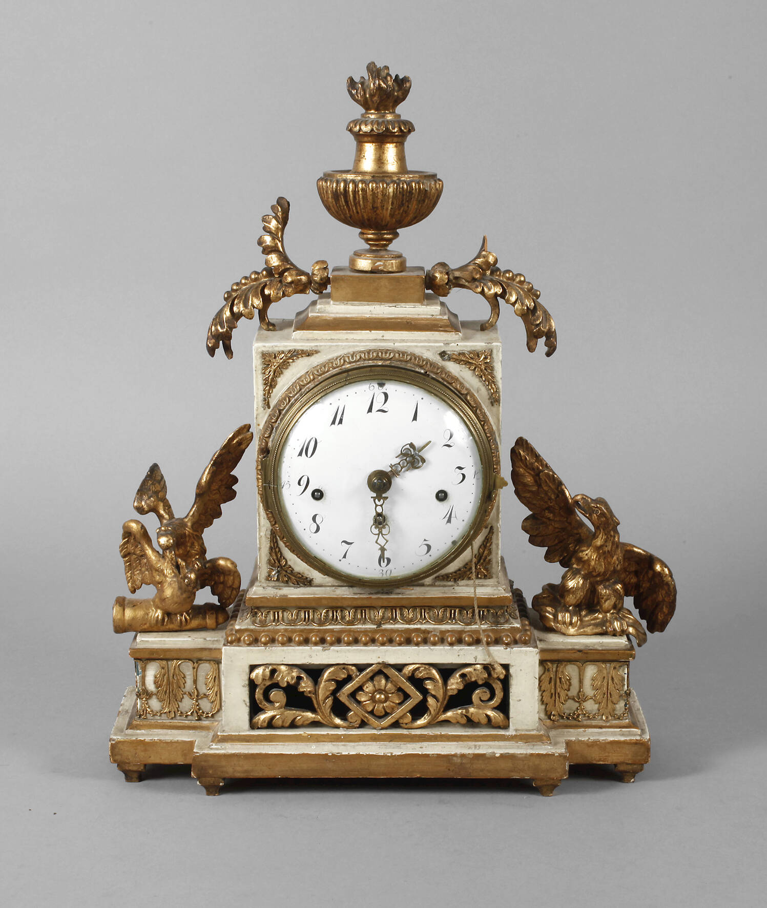 Klassizistische Kaminuhr