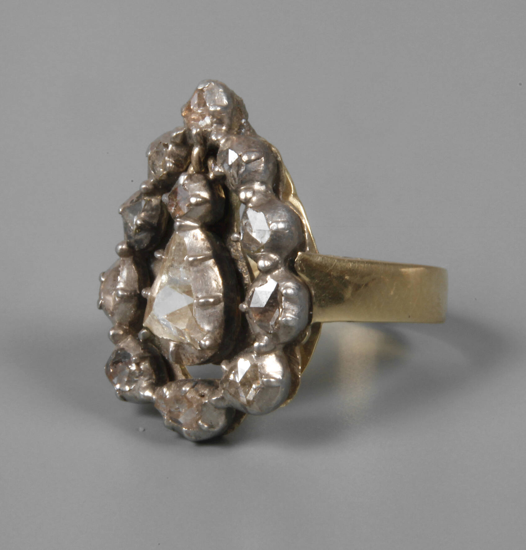 Historischer Ring mit Diamanten