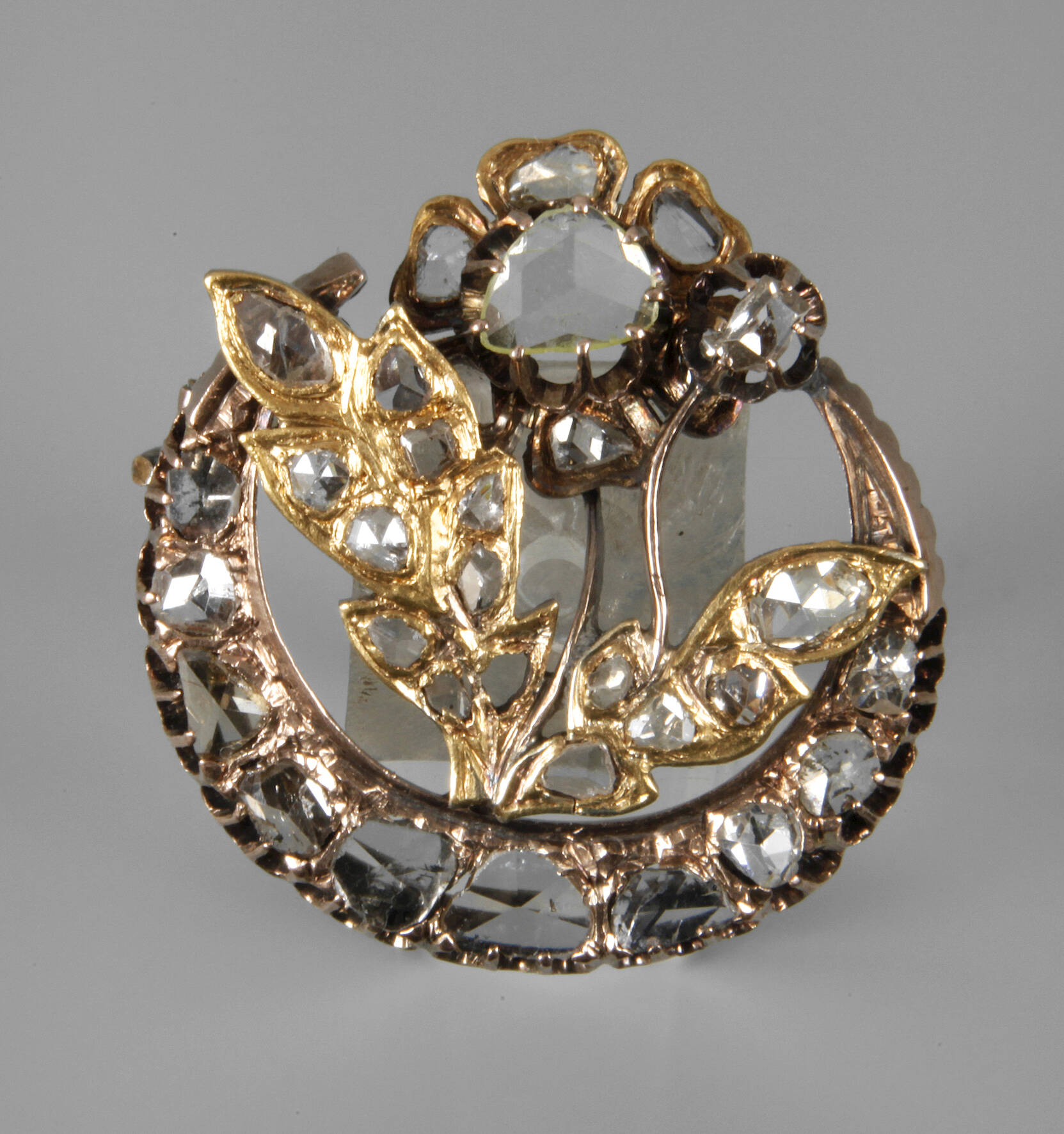 Brosche mit Diamantbesatz