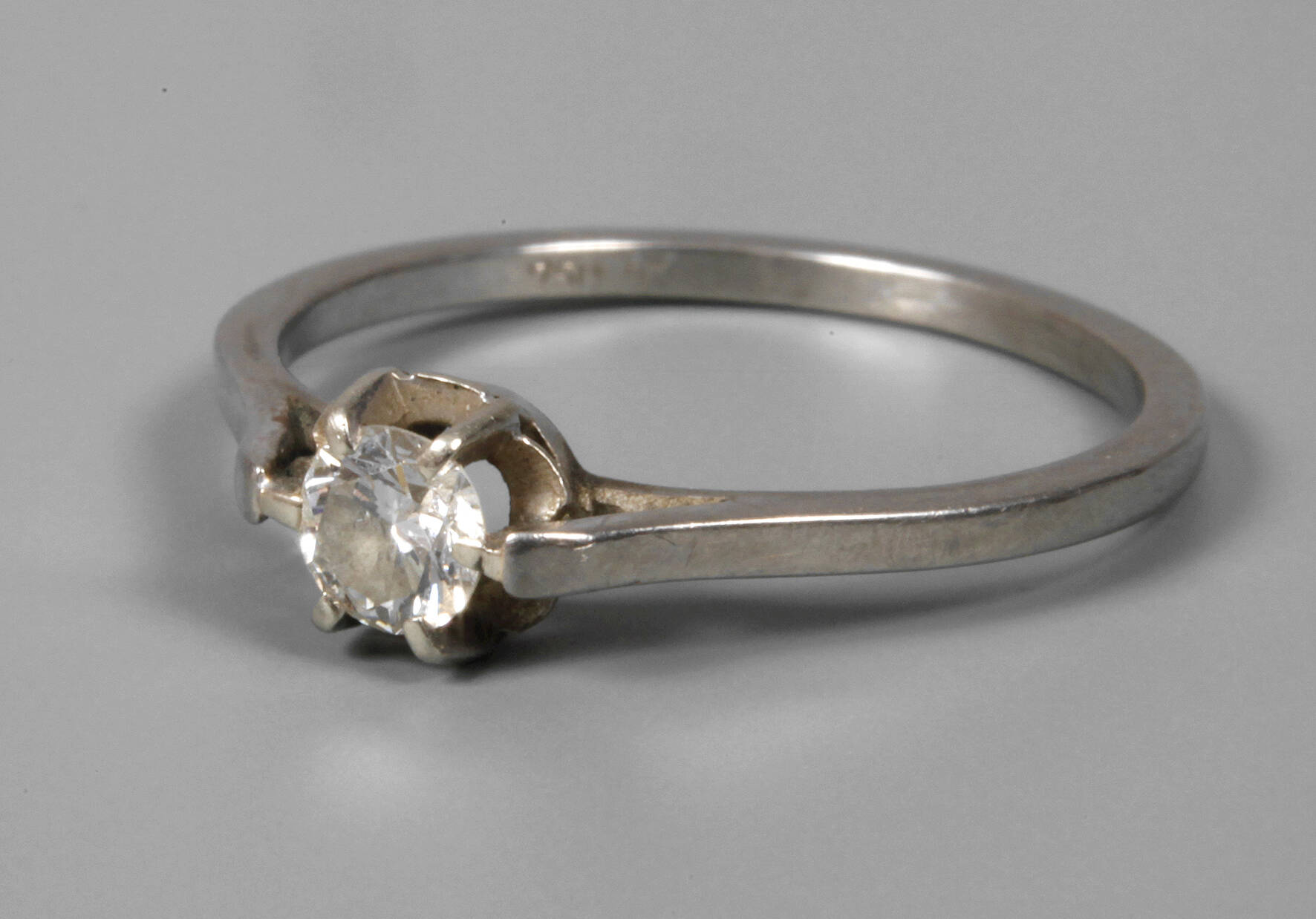 Damenring mit Brillant