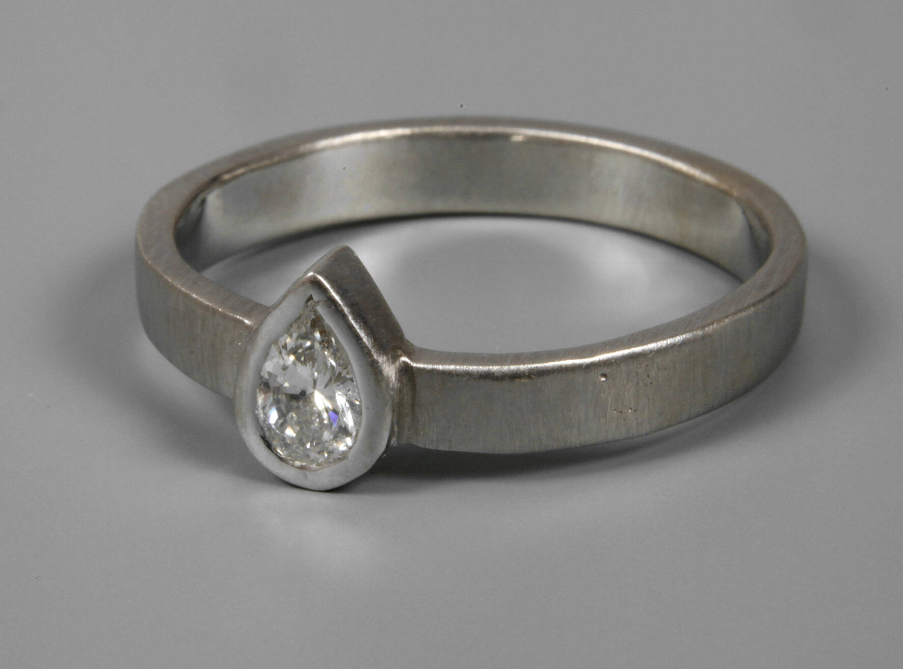 Damenring mit Diamant