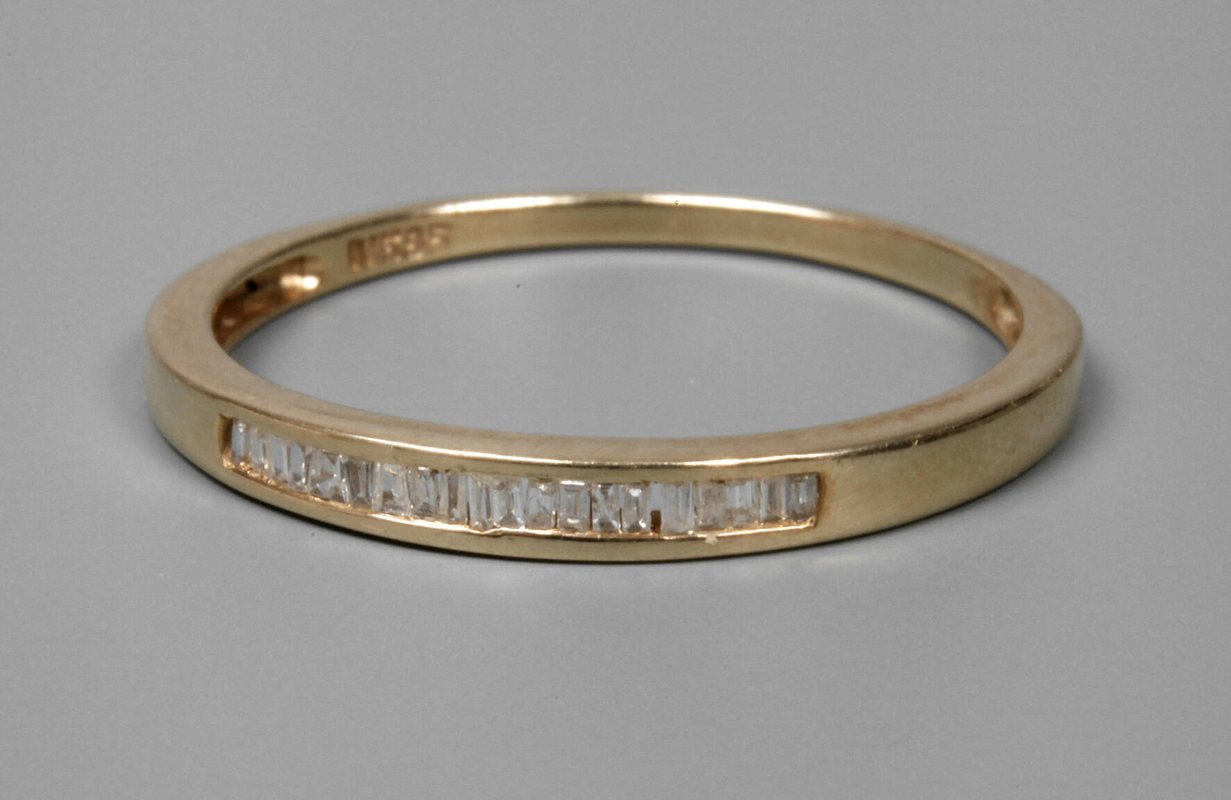 Damenring mit Diamanten