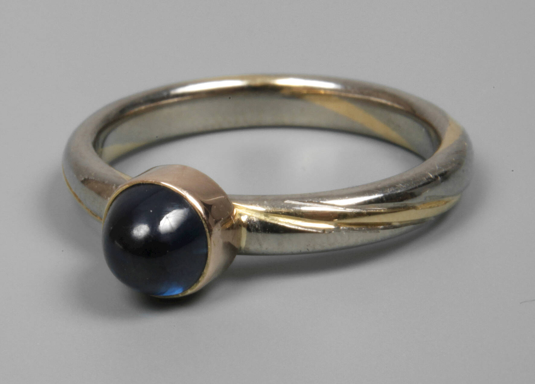 Damenring mit Saphir