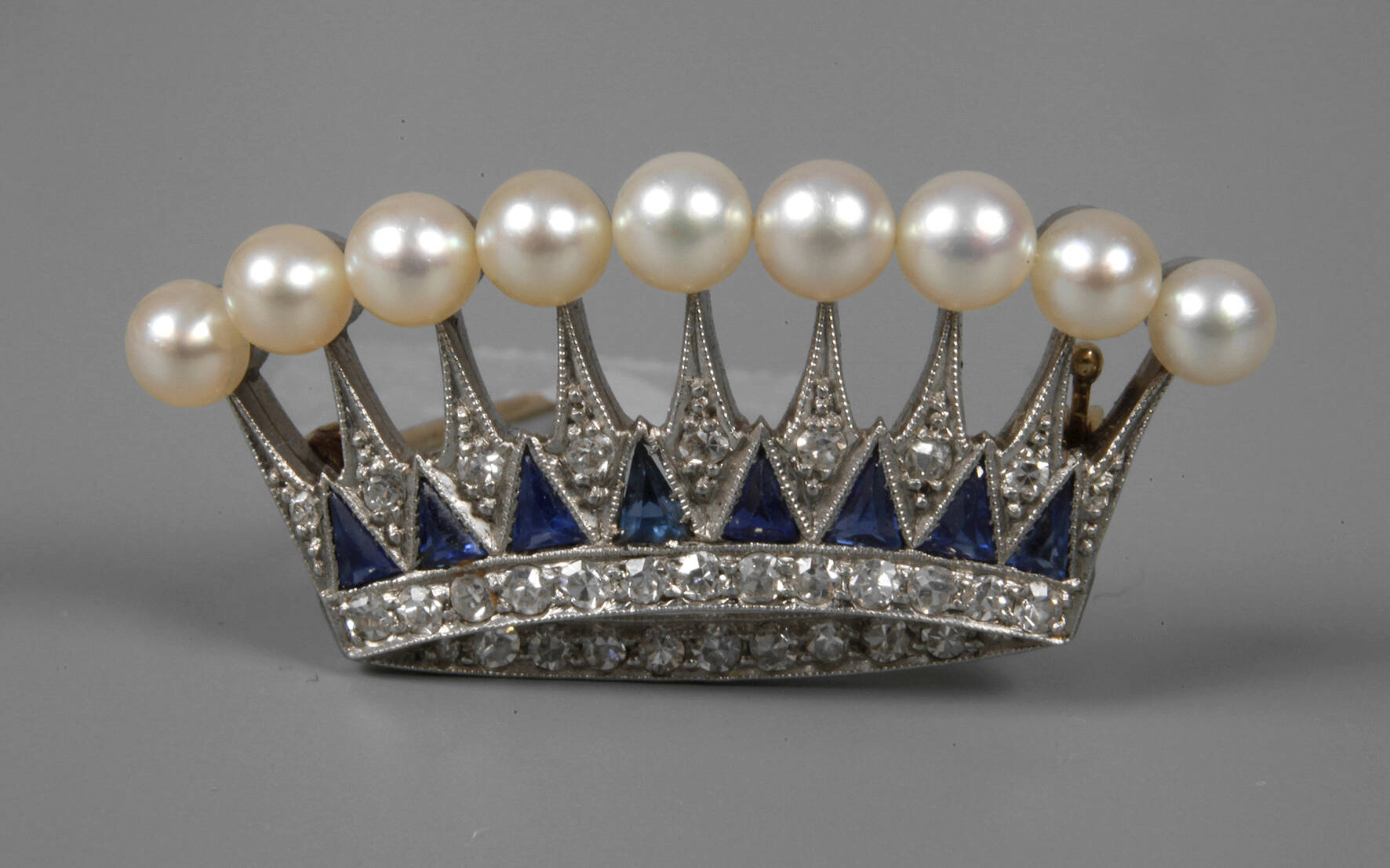 Platinbrosche mit Perlen und Saphiren