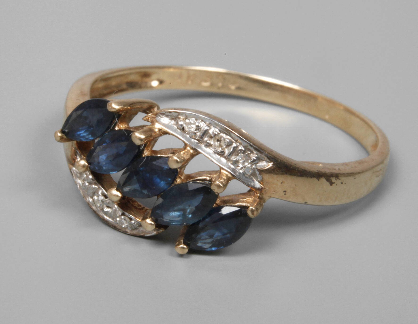 Damenring mit Saphiren