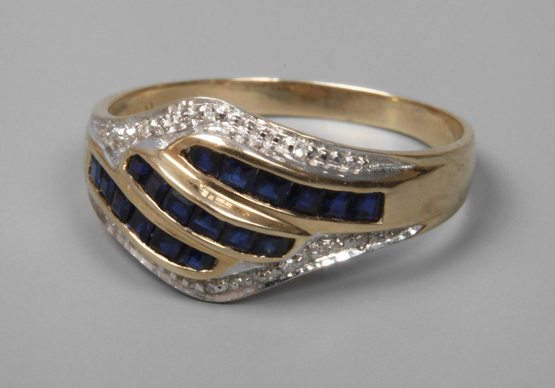 Damenring mit Saphiren und Diamanten