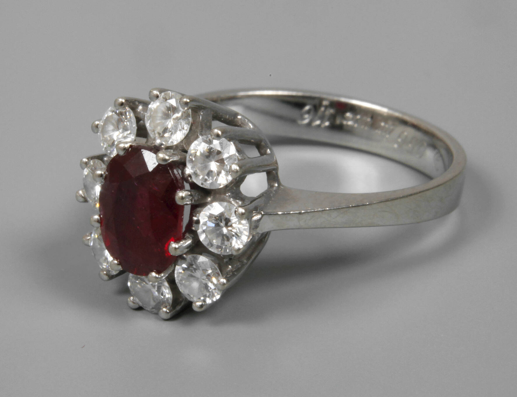 Damenring mit Rubin und Brillanten