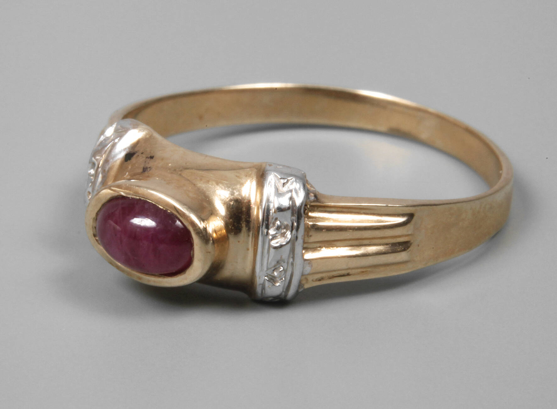 Damenring mit Rubinen