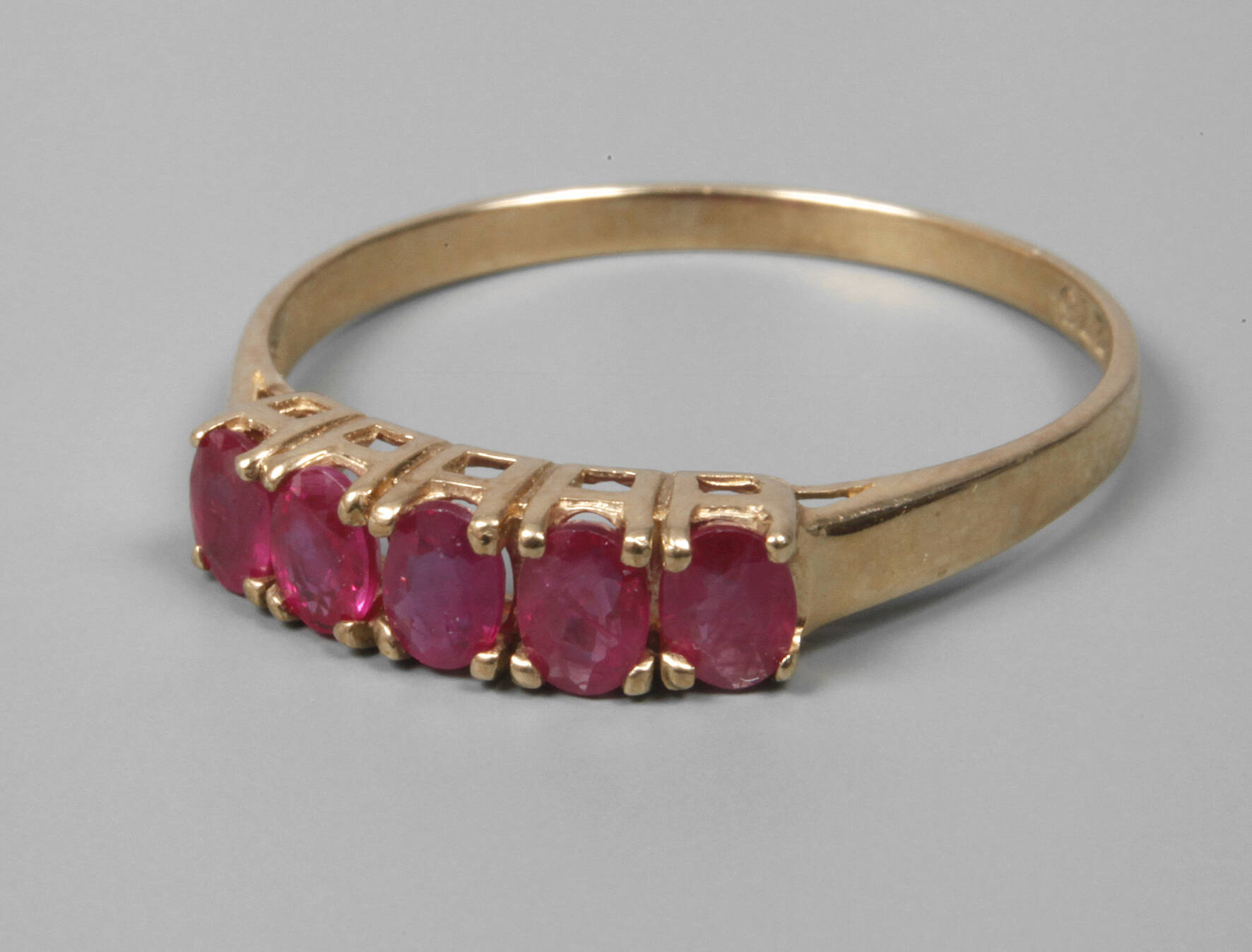 Damenring mit Rubinen