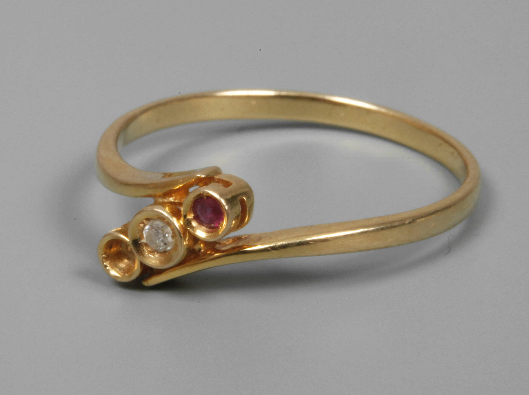 Damenring mit Brillant und Rubin