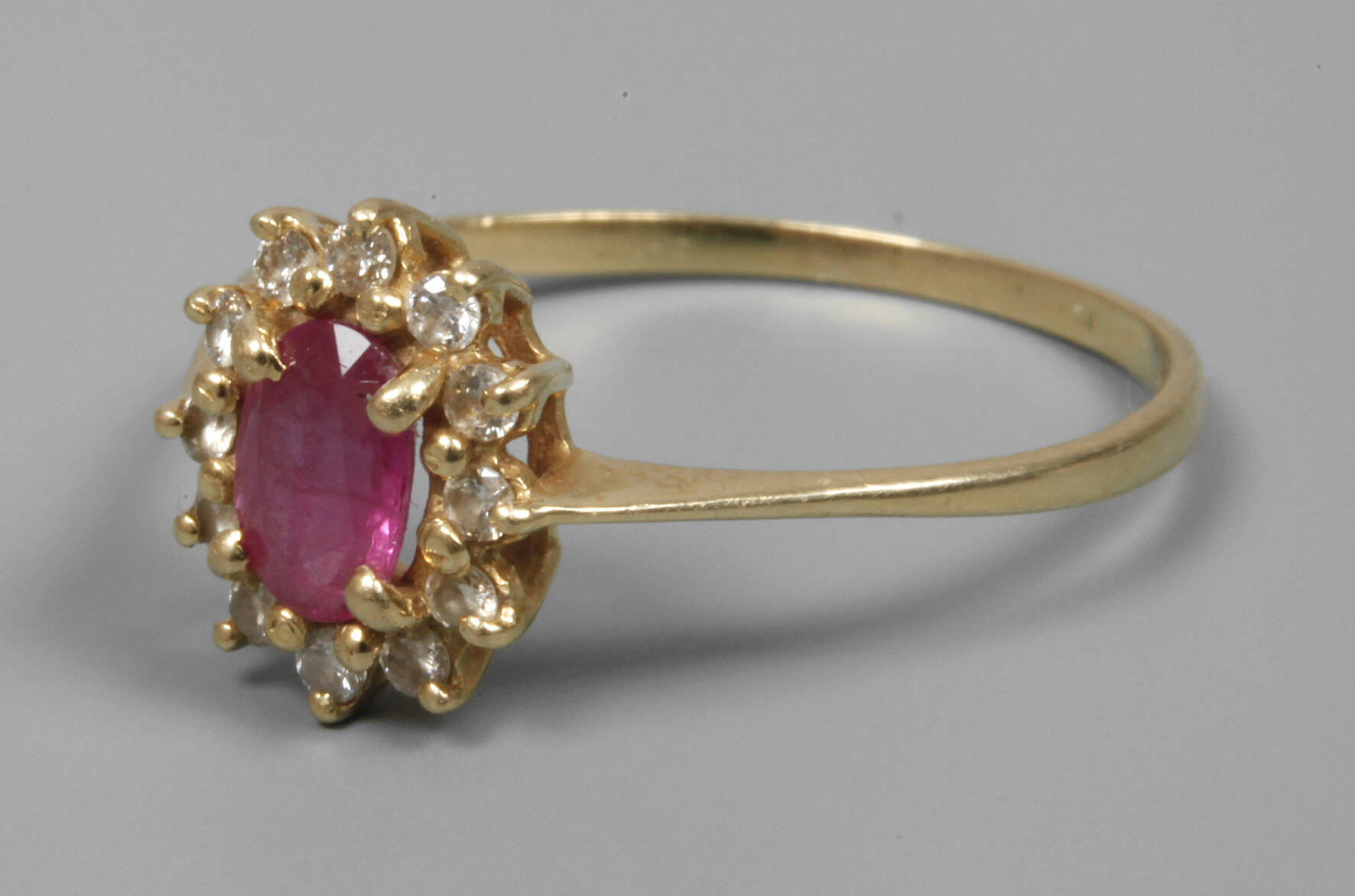 Damenring mit Rubin und Brillanten