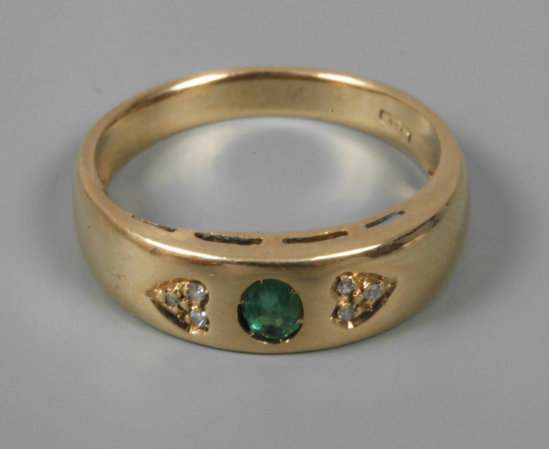 Damenring mit Smaragd und Diamanten