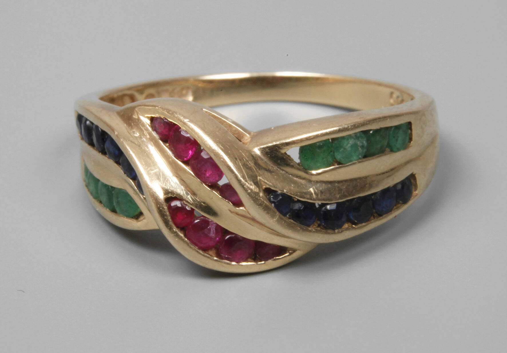 Damenring mit Rubinen, Saphiren und Smaragden