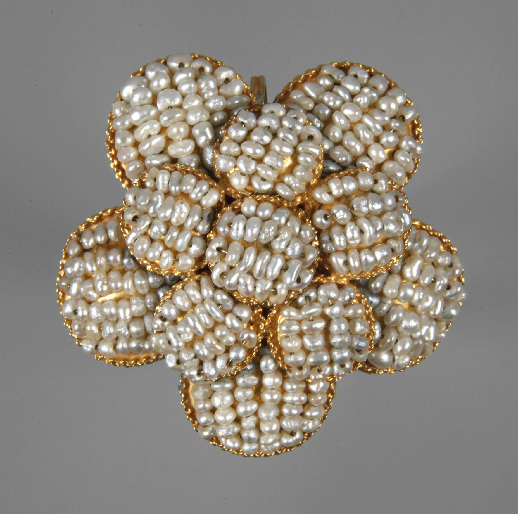 Anhänger mit Perlenbesatz